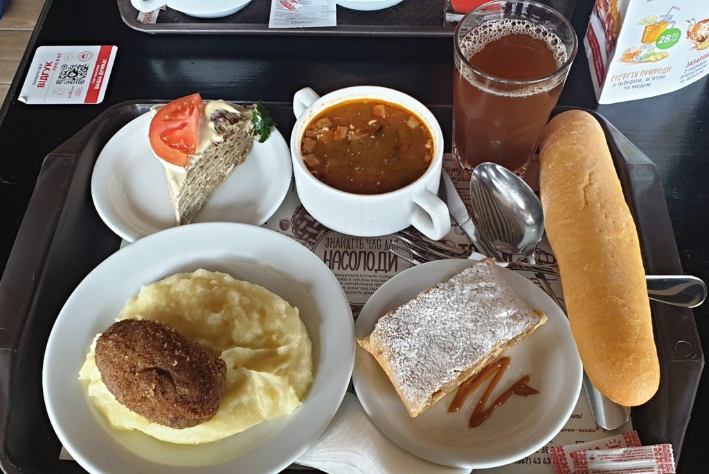 Oběd v Kyjevě. Soljanka, játrový dort, bramborová kaše, karbenátek. Jak nápoj Uzvar
 